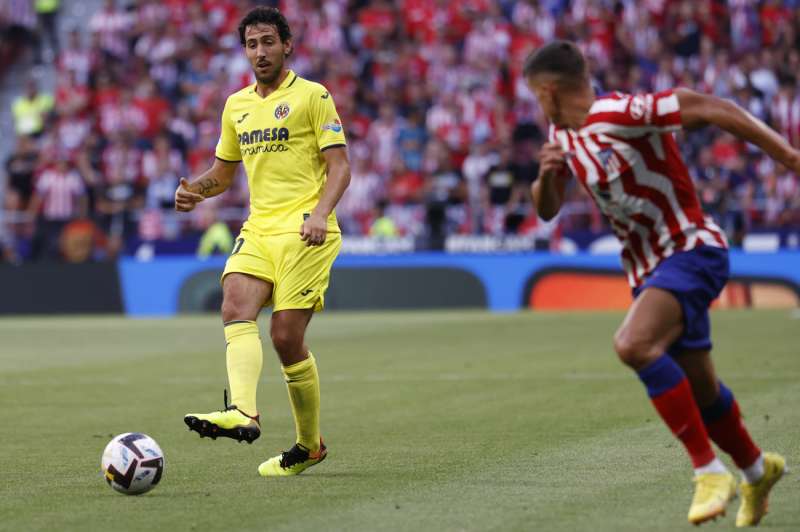 El centrocampista del Villarreal Dani Parejo (i) desplaza el balÃ³n ante Nahuel Molina, del AtlÃ©tico de Madrid. /EFE /Mariscal