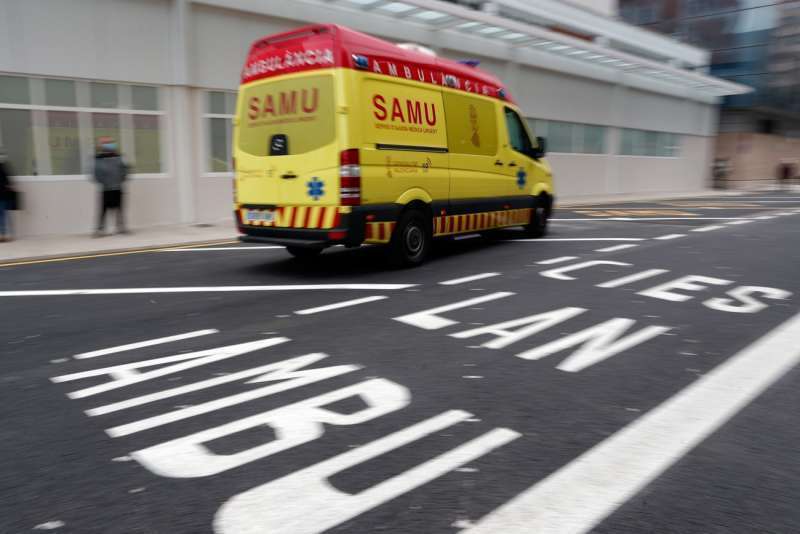 Una ambulancia en su llegada al hospital.  EPDA 