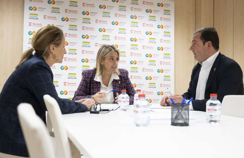 La presidenta de la Diputaci�n de Castell�n, Marta Barrachina (centro) y el vicepresidente, Andr�s Mart�nez, en una reuni�n de la V Primavera Gastron�mica Castell� Ruta de Sabor.  EPDA