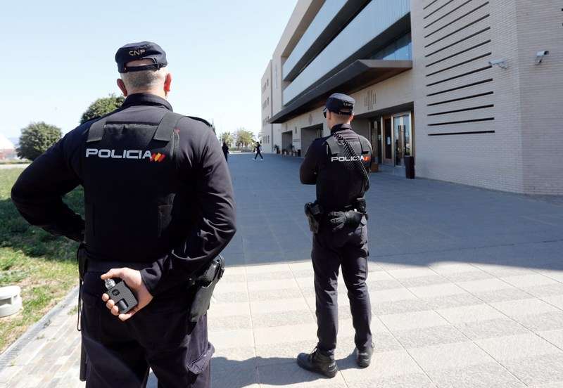 En la imagen, la PolicÃ­a Nacional vigila las puertas de la Audiencia de CastellÃ³n. /EFE