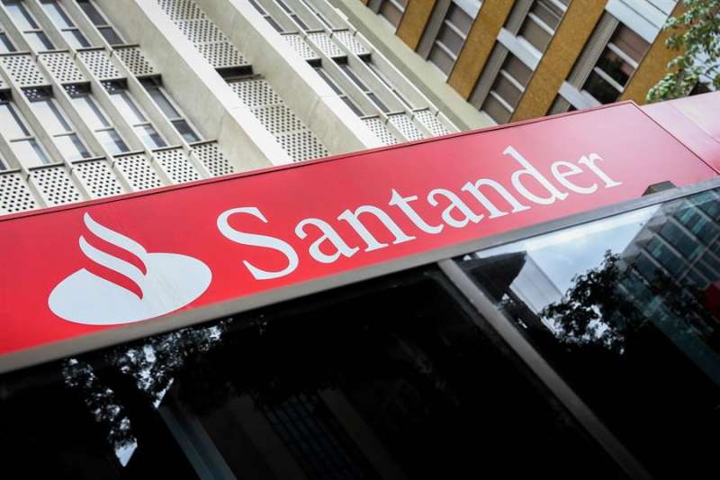 Fachada de una sucursal del banco Santander. EFE/FERNANDOBIZERRAJR/Archivo