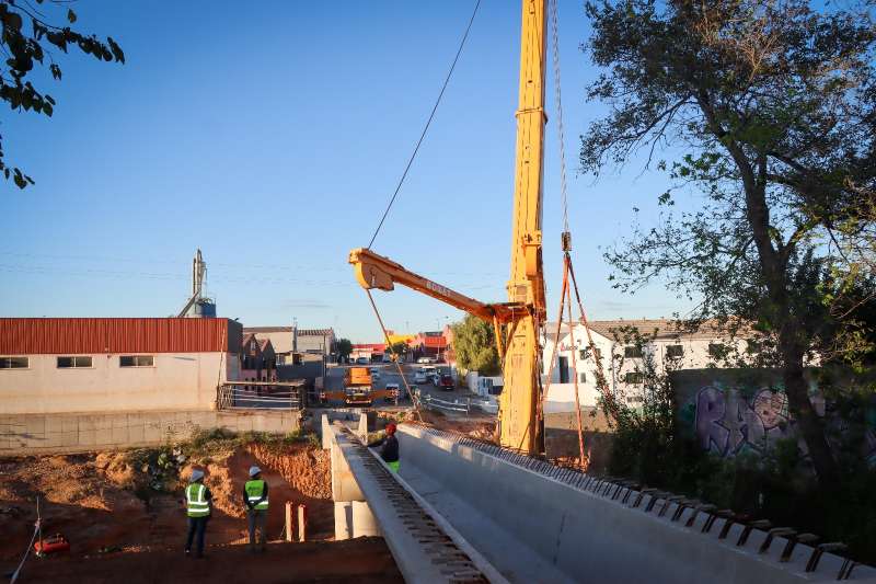 La instal·lació de les bigues principals al pont. EPDA