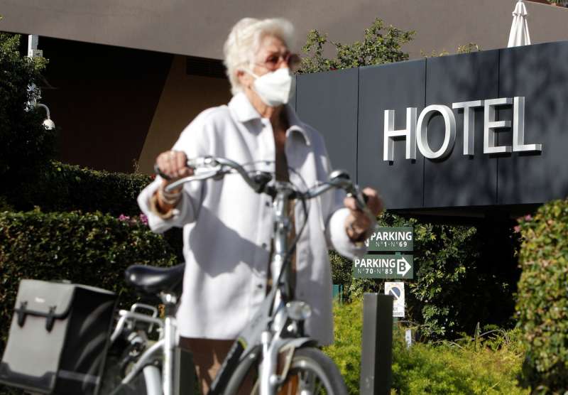 Un turista pasa ante un hotel de Benidorm, en una imagen reciente. /EFE