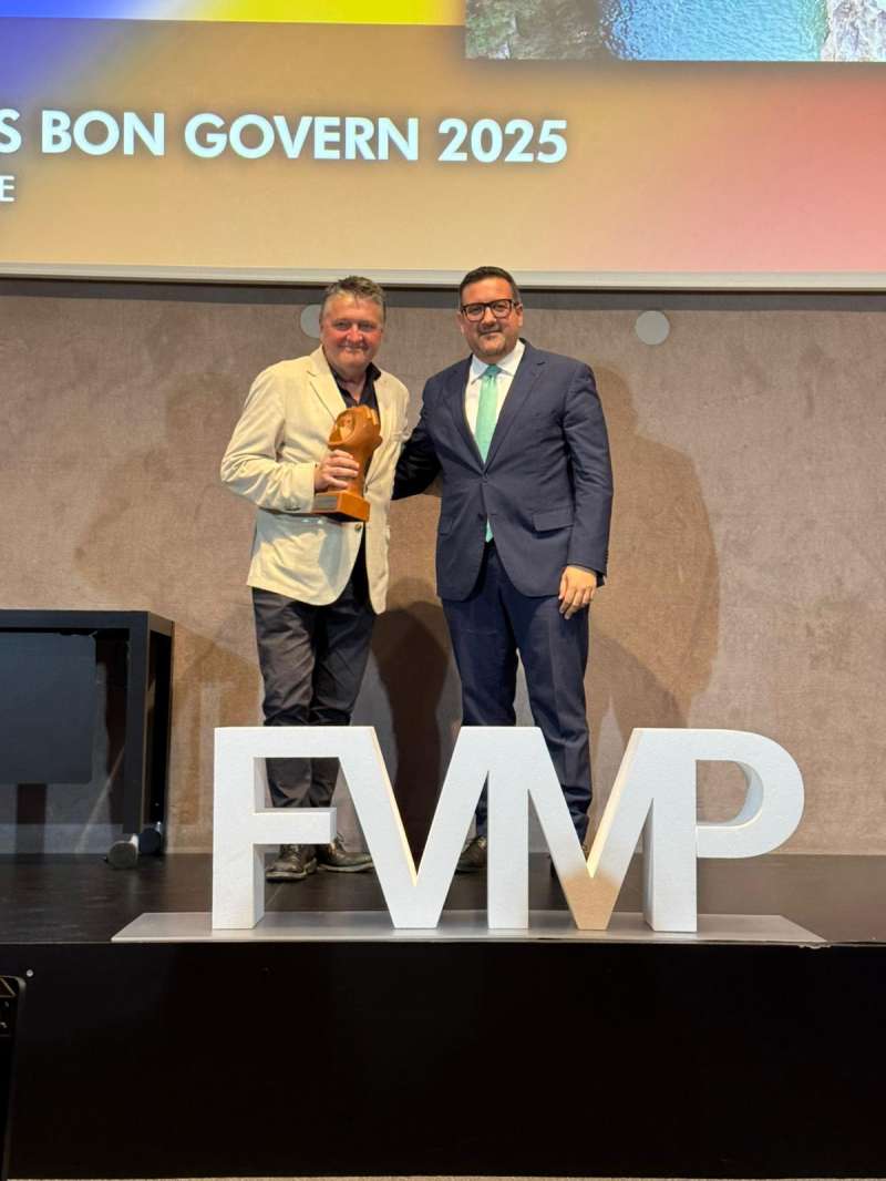 El alcalde de Montanejos, Miguel Sandalinas, recibiendo el premio. EPDA