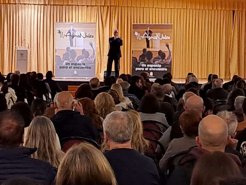 Mario Conde durante su conferencia en el ciclo de �gora Nules.  EPDA