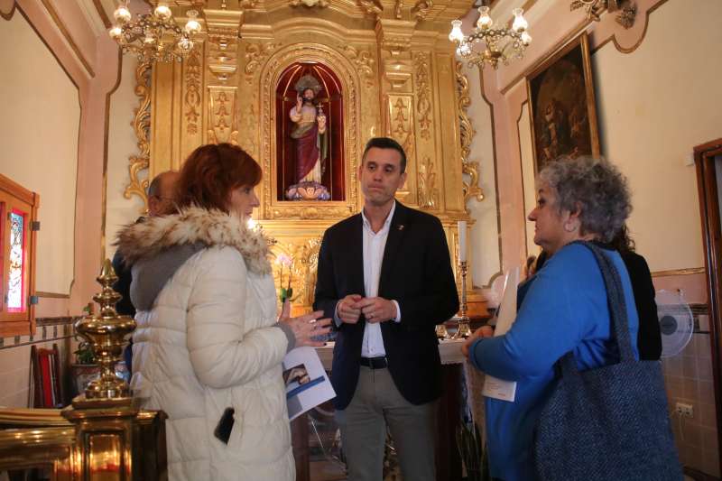 El diputado provincial, Alejandro Clausell, visita la ermita para conocer de primera mano el estado actual de la obra. /EPDA