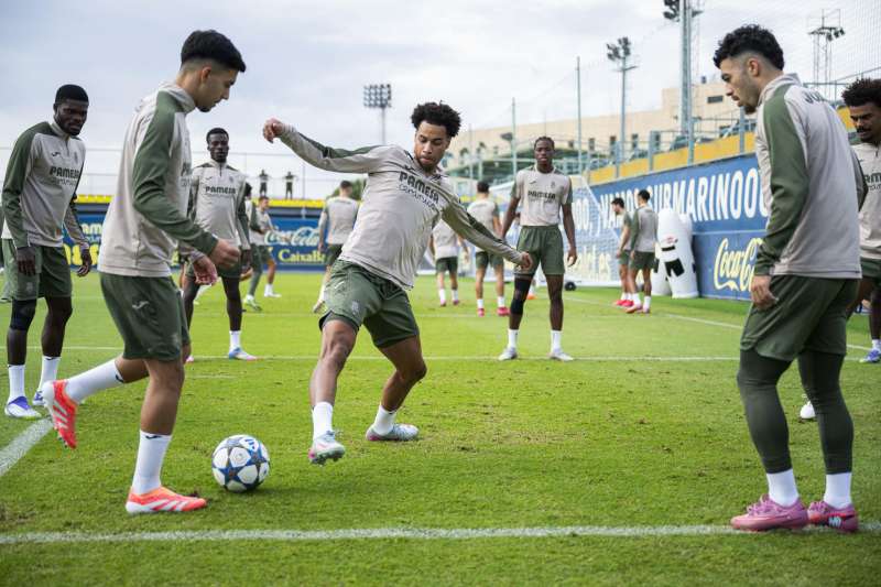 Los jugadores del Villarreal en un entrenamiento. EFE  Andreu Esteban.