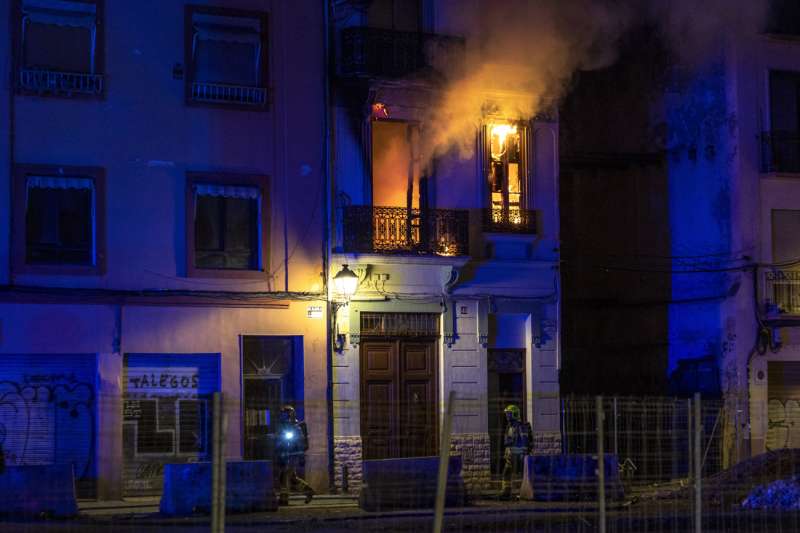 Varios miembros del cuerpo de Bomberos de Valencia intervienen en la extinciÃ³n de un incendio que se ha originado en un edificio. Archivo/EFE/Biel AliÃ±o
