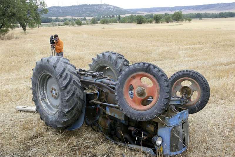 Imagen de archivo de un tractor volcado tras un accidente. EFEArchivo
