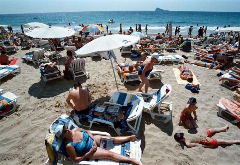 Aspecto de la playa de Levante en Benidorm (Alicante) en la que se registra gran afluencia de turistas. Archivo/EFE/J.O. Navarro/jr