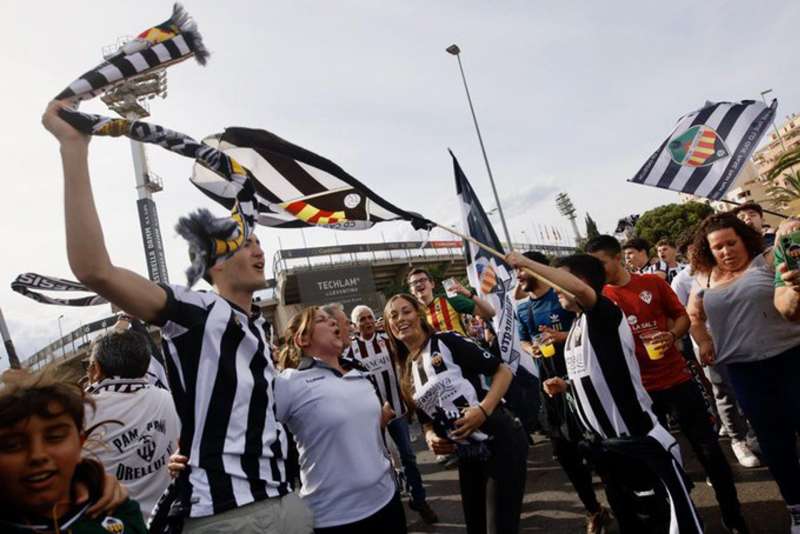 Aficionados festejan el ascenso de su equipo a Segunda Divisin, en una imagen compartida en redes por el Castelln.
