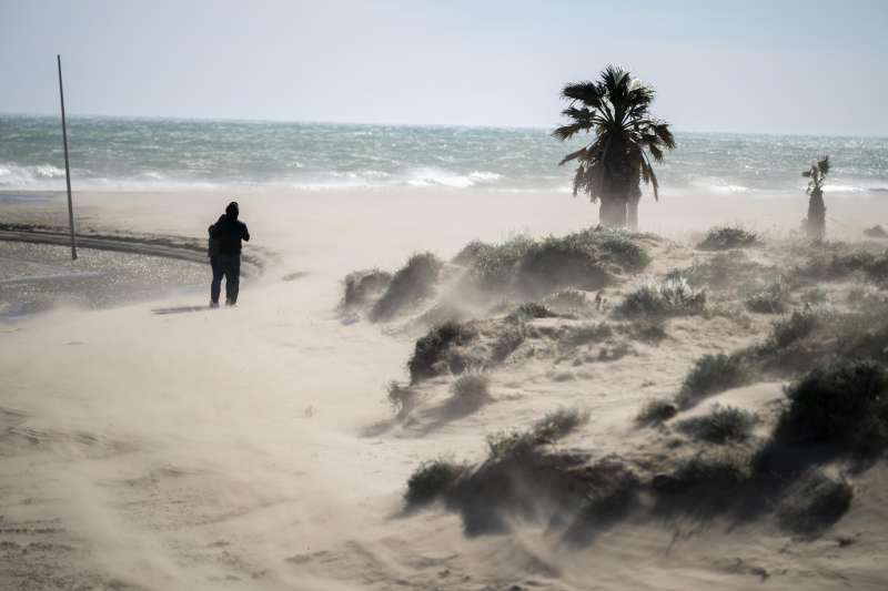 Una persona pasea por la playa del Gurug� durante una jornada de viento en un imagen de archivo. EFEAndreu Esteban Archivo
