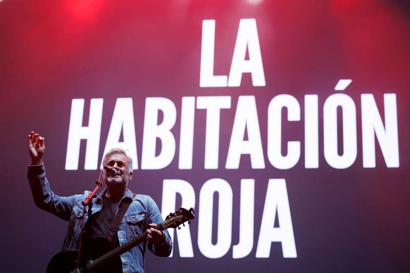 En la imagen, el vocalista de la HabitaciÃ³n Roja, Jorge MartÃ­, durante un concierto celebrado en Valencia. EFE/Biel AliÃ±o/Archivo