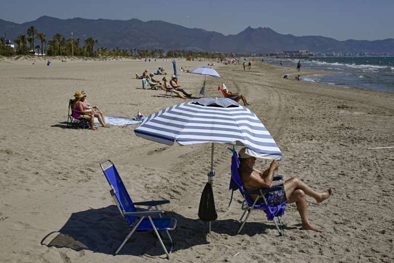 Varios baistas en una playa de Castelln. EFEAndreu EstebanArchivo
