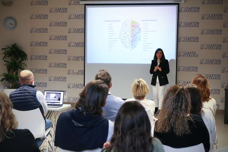 La psiquiatra infantil Nuria YÃ¡Ã±ez durante su conferencia en el colegio britÃ¡nico Caxton College. /EPDA
