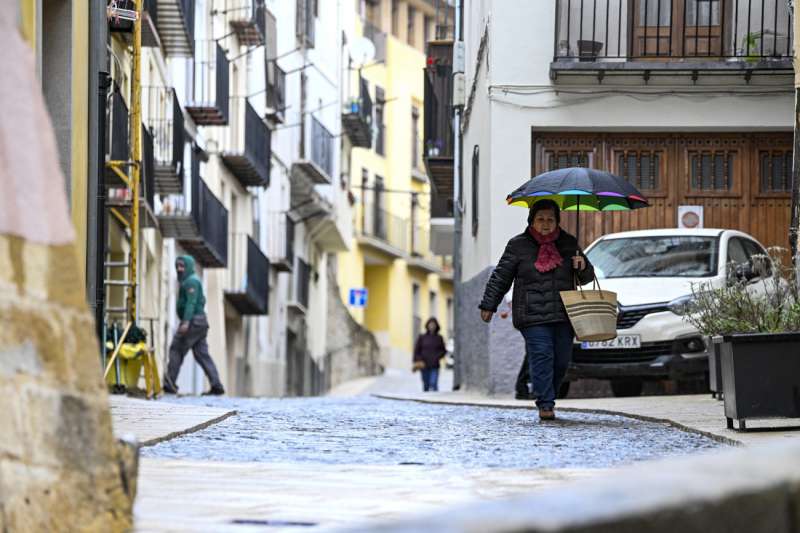 En la imagen una mujer se protege con paraguas de la lluvia en la ciudad de Morella. ArchivoEFEAna Escobar
