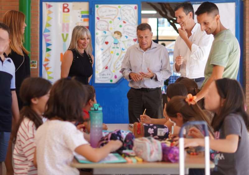 El regidor dEducaci a Burriana, Alejandro Clausell (segon per la dreta), a un centre deducaci infantil.EPDA