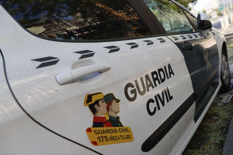 Coche de la Guardia Civil con el logotipo de la conmemoracin del 175 aniversario de la Guardia Civil EFEMariscal
