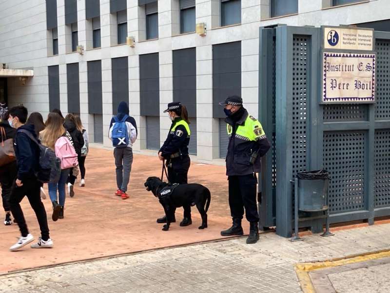 La unitat canina de la Policia Local de Manises inicia una campanya preventiva de consum de drogues.