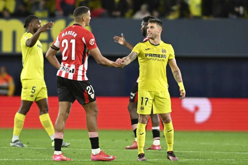El delantero del Athletic Club, Maroan Sannadi (i) y el defensa del Villarreal, Kiko Femena, se saludan a la finalizacin de un encuentro. EFE  Archivo
