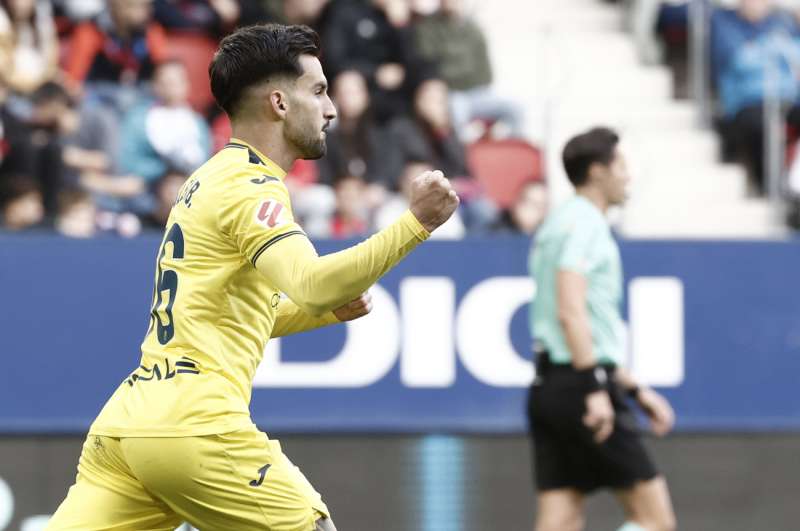 El centrocampista del Villarreal Alex Baena celebra un gol. EFEArchivo
