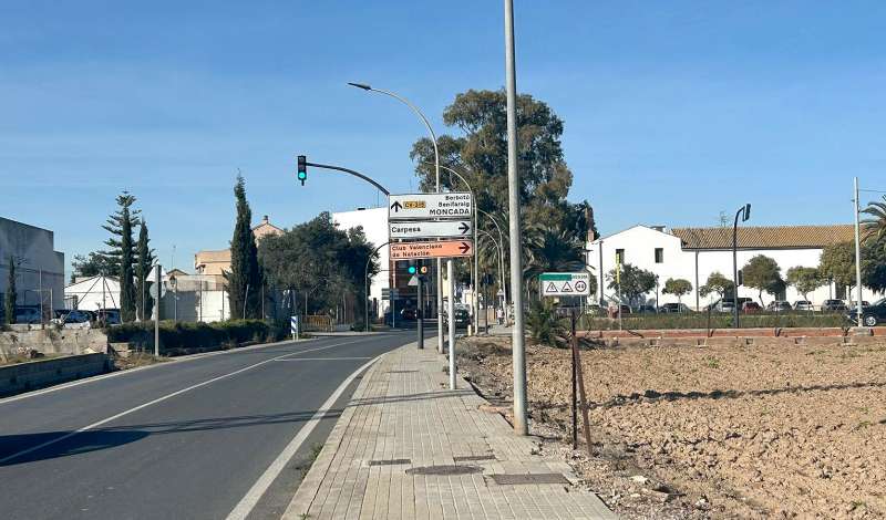 L?actuació al Camí de Moncada eliminarà l?actual cruïlla en T, reduirà retencions i serà el primer pas per a la humanització de la travessia de Poble Nou, amb una inversió d?1,35 milions d?euros