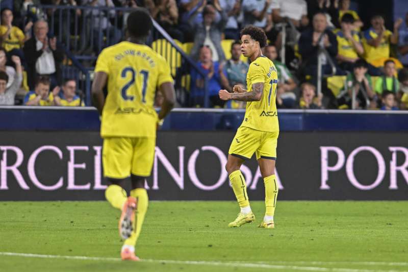 El delantero canadiense del Villarreal, Tajon Buchanan (d), celebra un gol. EFE  Andreu Esteban.
