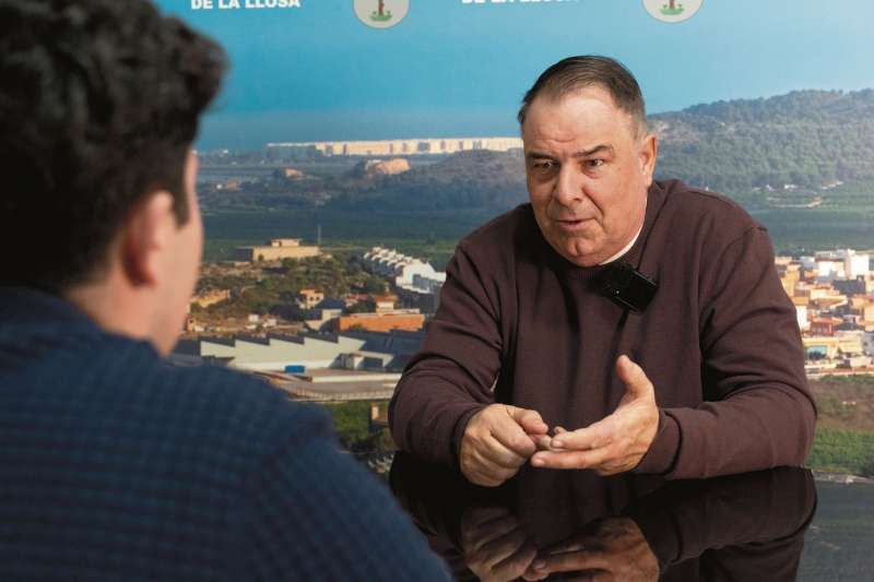 L?alcalde de La Llosa, Ximo Llopis, al seu despatx, durant lentrevista concedida a El Peri�dico de Aqu�.  JAIME SORIANO