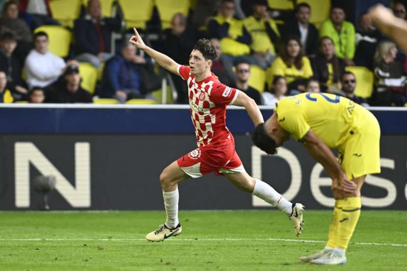 El defensa del Girona Ladislav Krejci celebra el segundo gol de su equipo, durante el partido de LaLiga entre el Villarreal y el Girona FC disputado este domingo en el estadio de La Cermica en Villarreal. EFE Andreu Esteban
