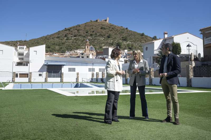 La presidenta de la Diputaci�n de Castell�n, Marta Barrachina, en su visita a Azu�bar.  EPDA