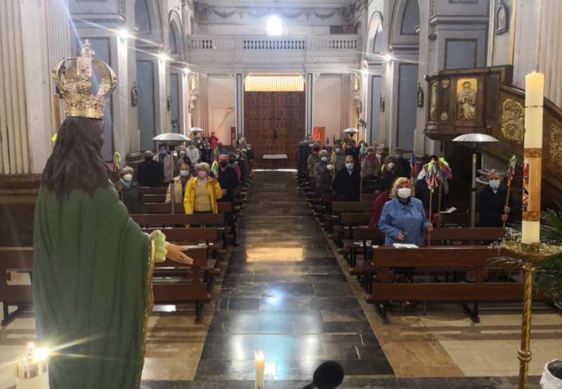 La imagen de la Esperanza presidió la misa. Foto: L.Rosalén