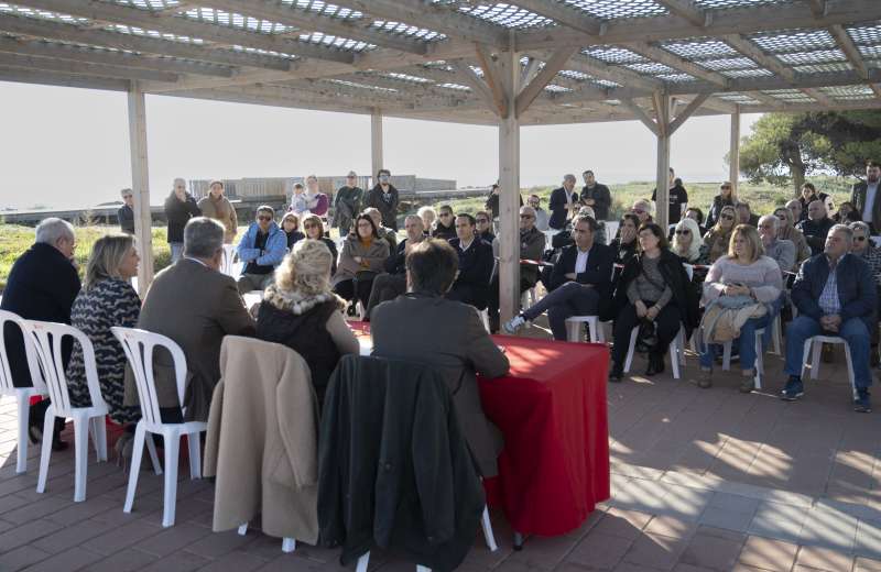 La presidenta del PPCS, Marta Barrachina, durante una reunin con los vecinos de Torre la Sal. EPDA