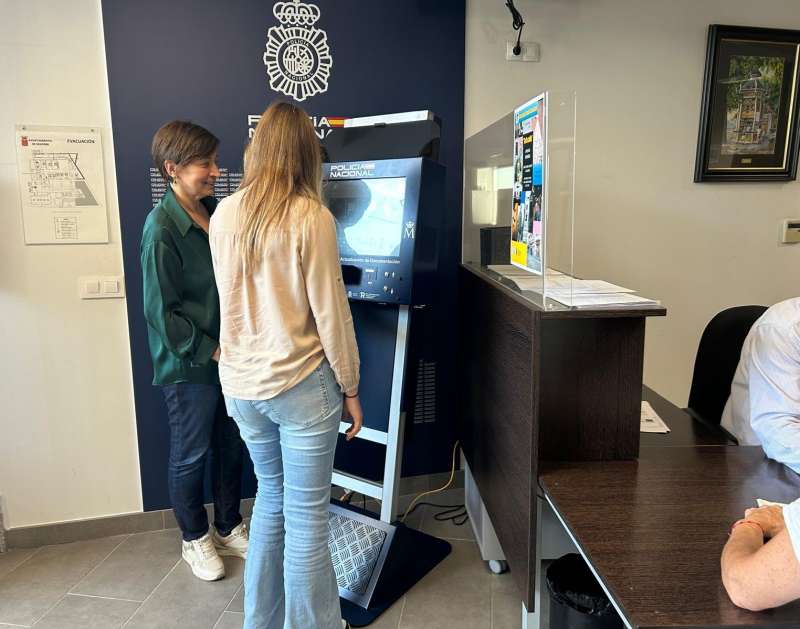 La alcaldesa probando el PAD. EPDA