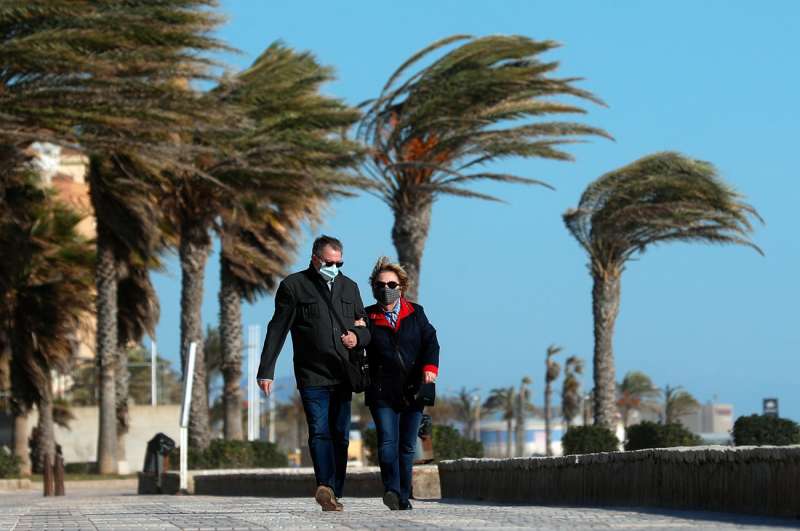Una pareja pasea bajo un fuerte viento.EFE/Kai FÃ¶rsterling/Archivo
