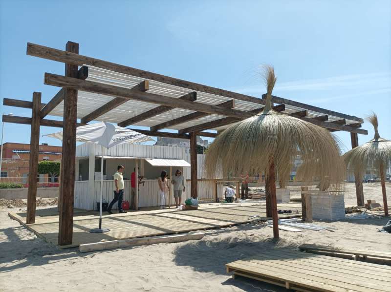 El primero de los puestos en poner su construcción en marcha está ubicado en la Playa Sur y podría abrir sus puertas durante los primeros días del mes de junio /epda