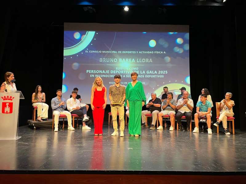 Bruno Barea recibiendo su premio de manos de la alcaldesa. EPDA