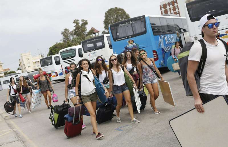 Imagen de archivo de jóvenes llegando en autobús al Arenal Sound en su edición de 2015. EFE
