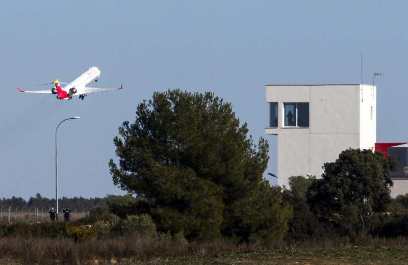 Despegue de un avin en el aeropuerto de Castelln. EFEDomenech Castell