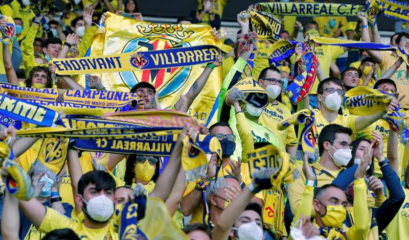Aficionados del Villarreal animando. /EFE