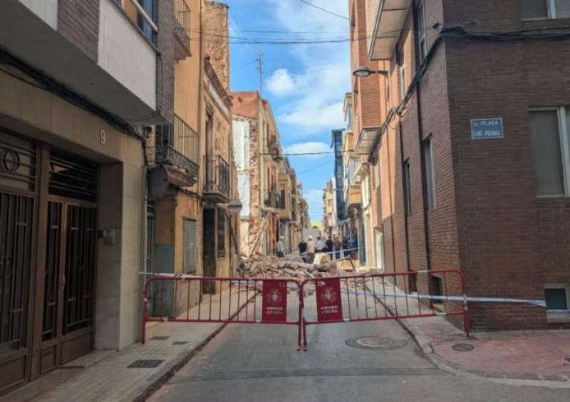Situacin en la calle Santa Clara de Vila-real tras el colapso de dos edificios.  EPDA 
