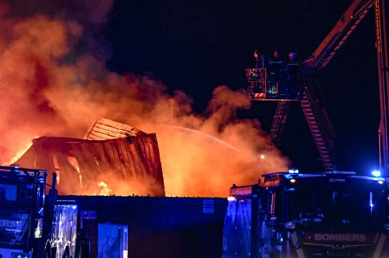 El incendio industrial declarado en una nave del polgono industrial Va Europa de Almassora (Castelln). EFEAndreu Esteban Archivo
