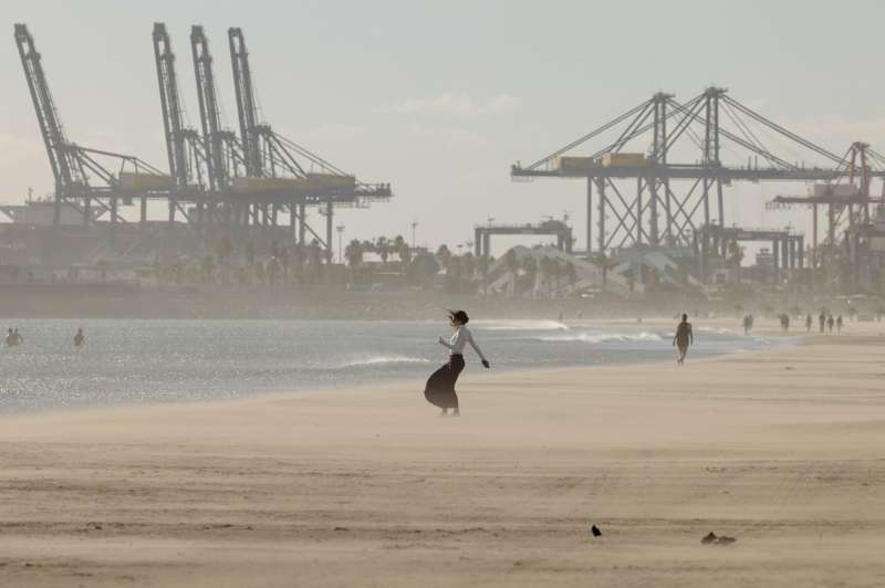 Una mujer en una playa en una jornada de fuertes vientos.EFE/ Ana Escobar
