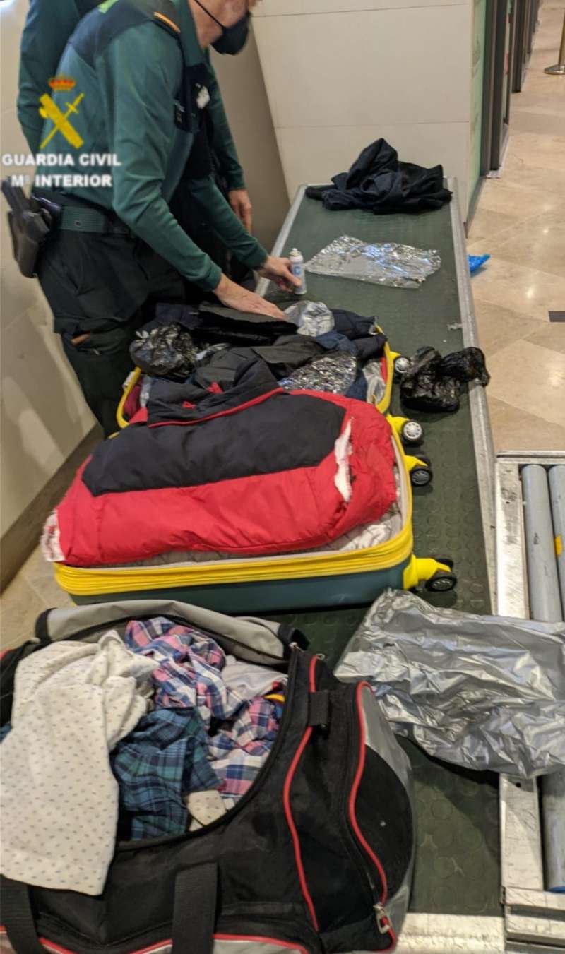 La Guardia Civil detiene a un hombre con más de 13 kg de cocaína en el interior de su equipaje en el Aeropuerto de Valencia.