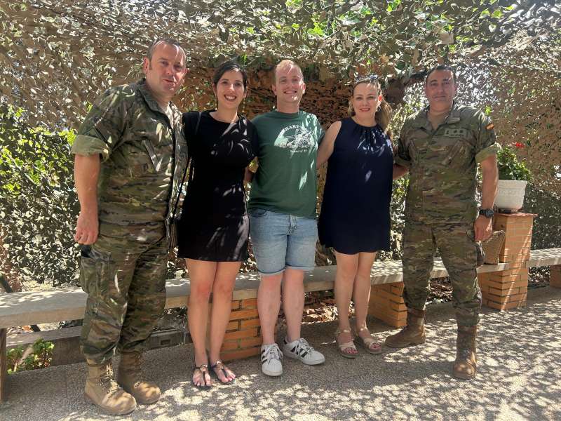Miembros del ejercito posan con el equipo de gobierno. EPDA