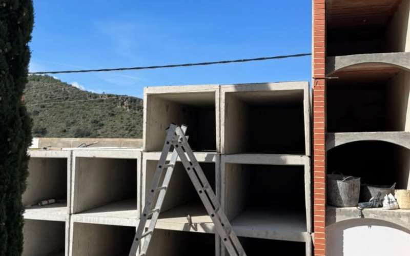 Nuevos nichos del cementerio de Azu�bar. EPDA
