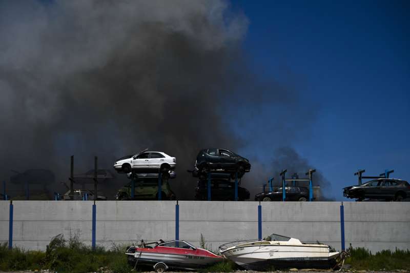 Vista general del incendio que se ha declarado este viernes en una empresa de reciclaje de Borriana. EFEAndreu Esteban
