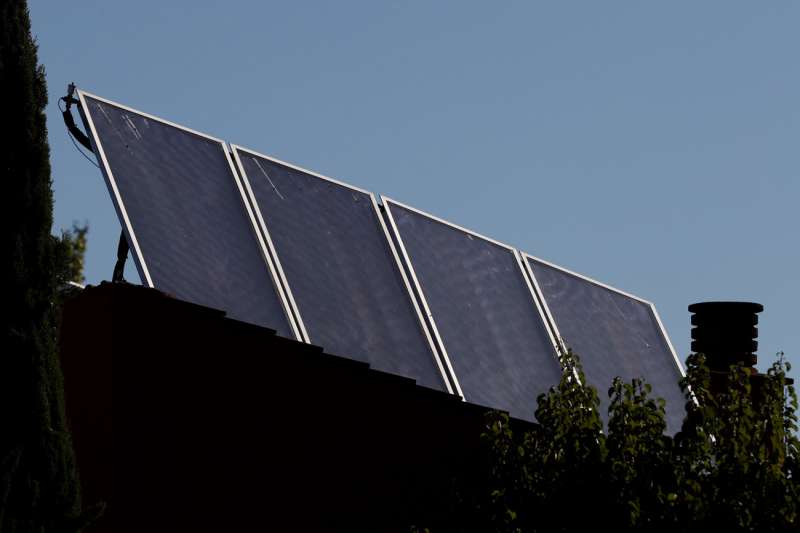 Paneles solares en el tejado de un edificio. EFE/J.J. GuillÃ©n/Archivo
