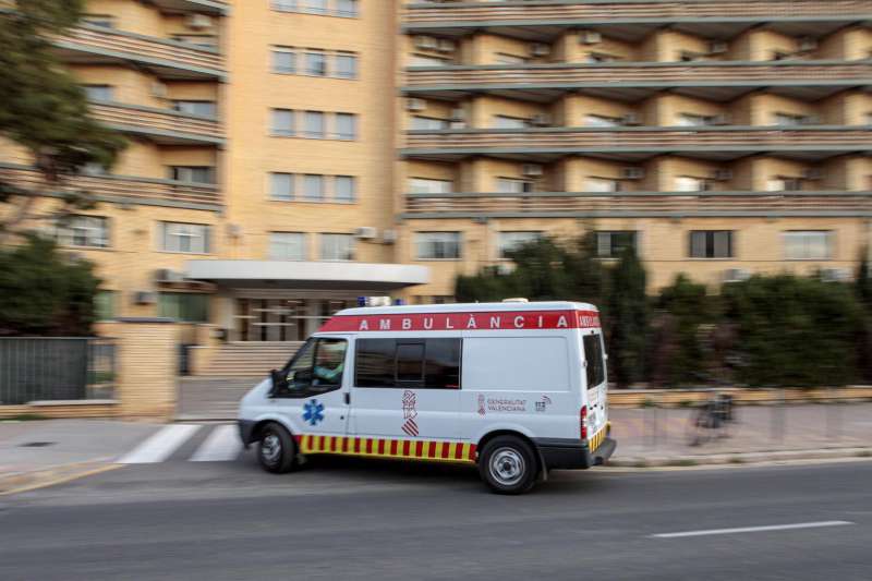 Una ambulancia llega al antiguo Hospital La Fe de Valncia. EFEBiel Alioarchivo
