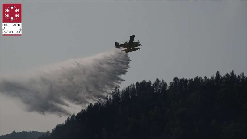 Air Tractor descargando agua en el incendio de Fuentes de Ayódar