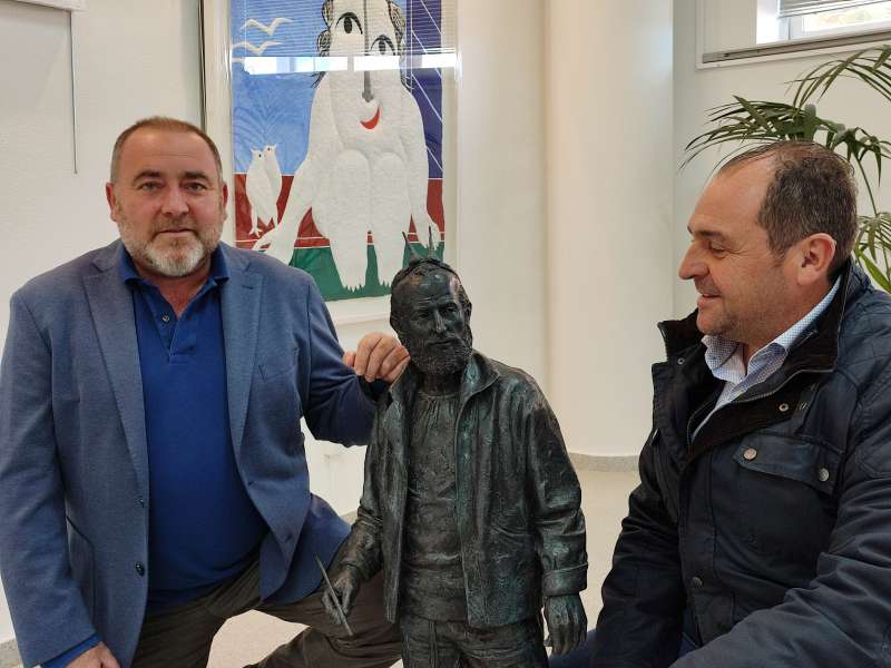 El alcalde Vicente Pallarés, y el teniente de alcalde, Julián Torner, junto a la estatua que se instalará próximamente en Mas de Flors/EPDA